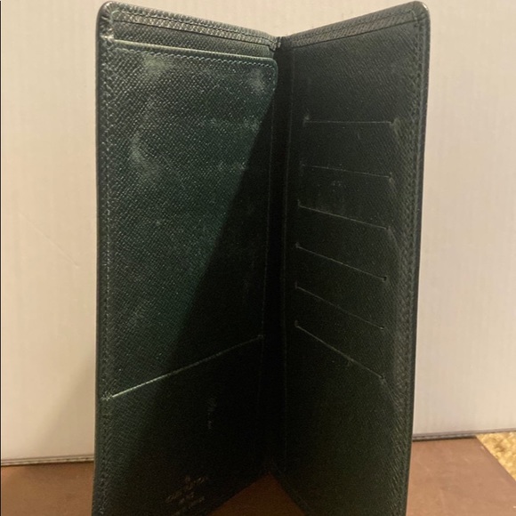 SOLDAuthentic Louis Vuitton Taiga Checkbook Holder - Picture 4 of 12